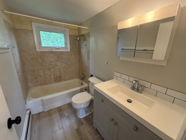 Building Photo - Bright & Spacious Apartment with Heat Included – Convenient Sanford Location!
