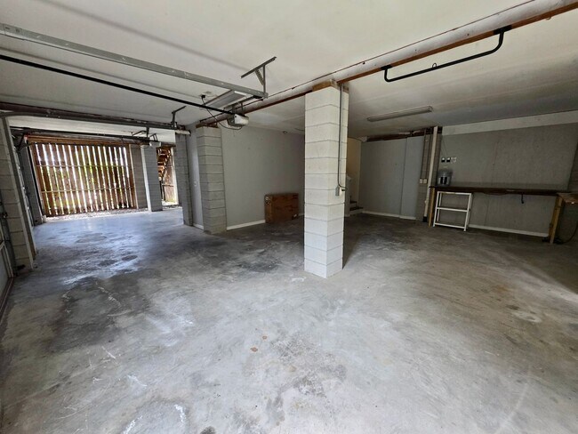 Building Photo - Elevated Four Bedroom in Rivertowne Countr...
