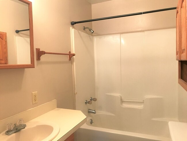 Building Photo - Lovely 3 Bedroom/2 Bathroom… Waiting for Y...