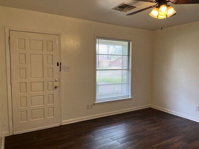 Building Photo - 3BR/1BA in Hyde Park