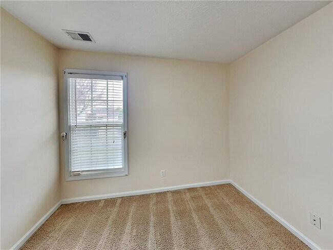 Building Photo - 17 Derby Way NE