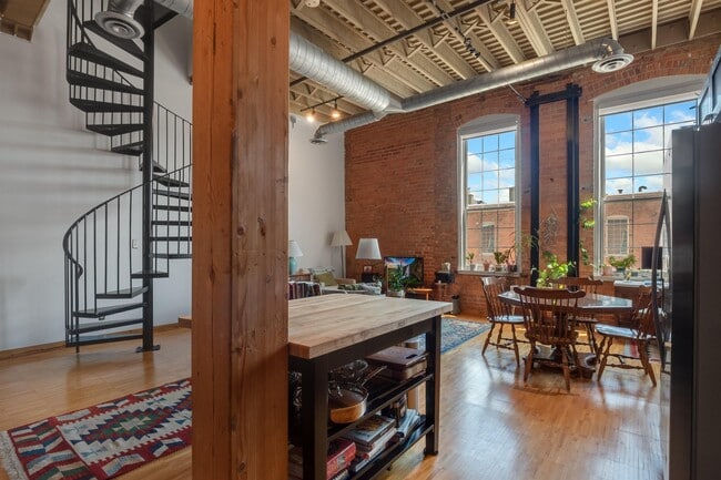 Building Photo - 200 River Pl Dr