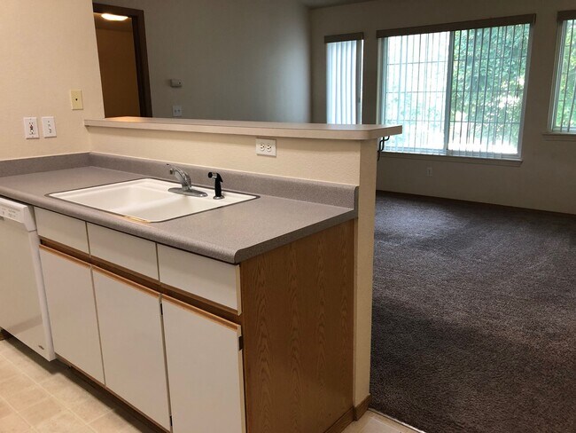 Building Photo - Fully renovated 2nd floor apartment available soon!