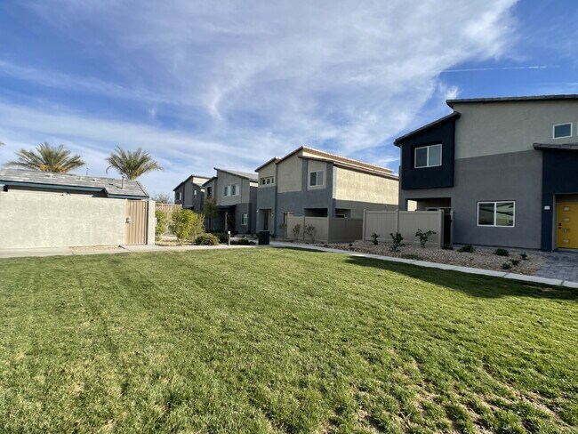 Building Photo - GATED 4 BED 2.5 BATH 2 CAR GARAGE SINGLE FAMILY HOME w/ LOFT, BEDROOM DOWNSTAIRS, NEXT TO COMMUNI...