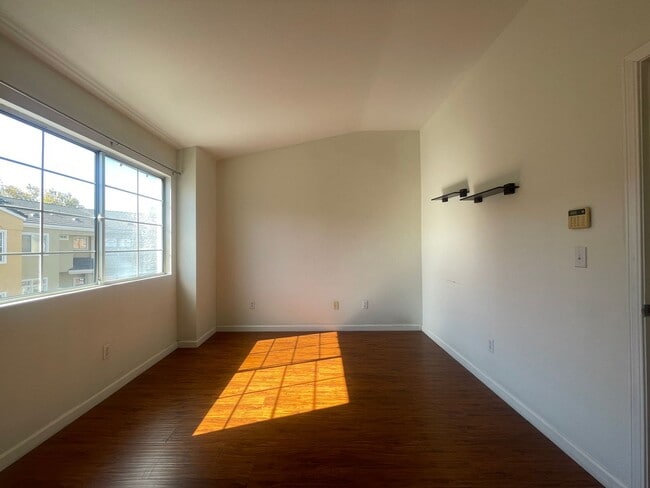 Building Photo - Fremont - Gated Community 2 Bed Townhouse