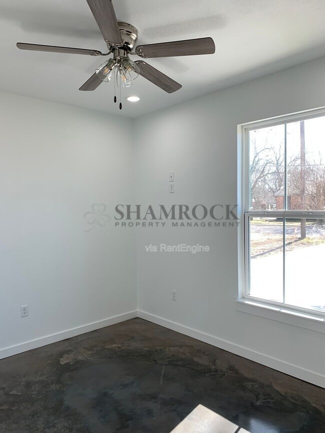 Building Photo - 113 N Van Buren Ave