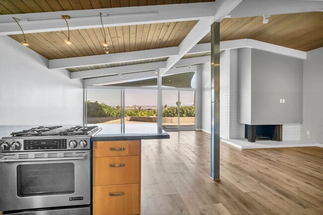 Building Photo - Single story view home overlooking Mission...