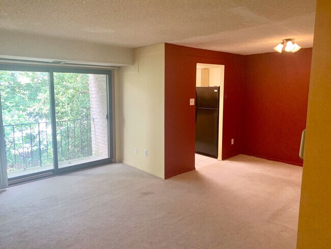 Building Photo - Amazing 1-Bedroom Condo at Bentley Square ...