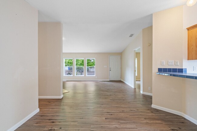 Building Photo - 3BR House Available in Pleasant Valley