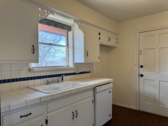 Building Photo - Lovely Brick Home in NW OKC near Lake Hefner