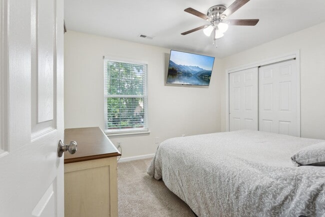 Building Photo - Spacious 4 BDRM 2.5 BA