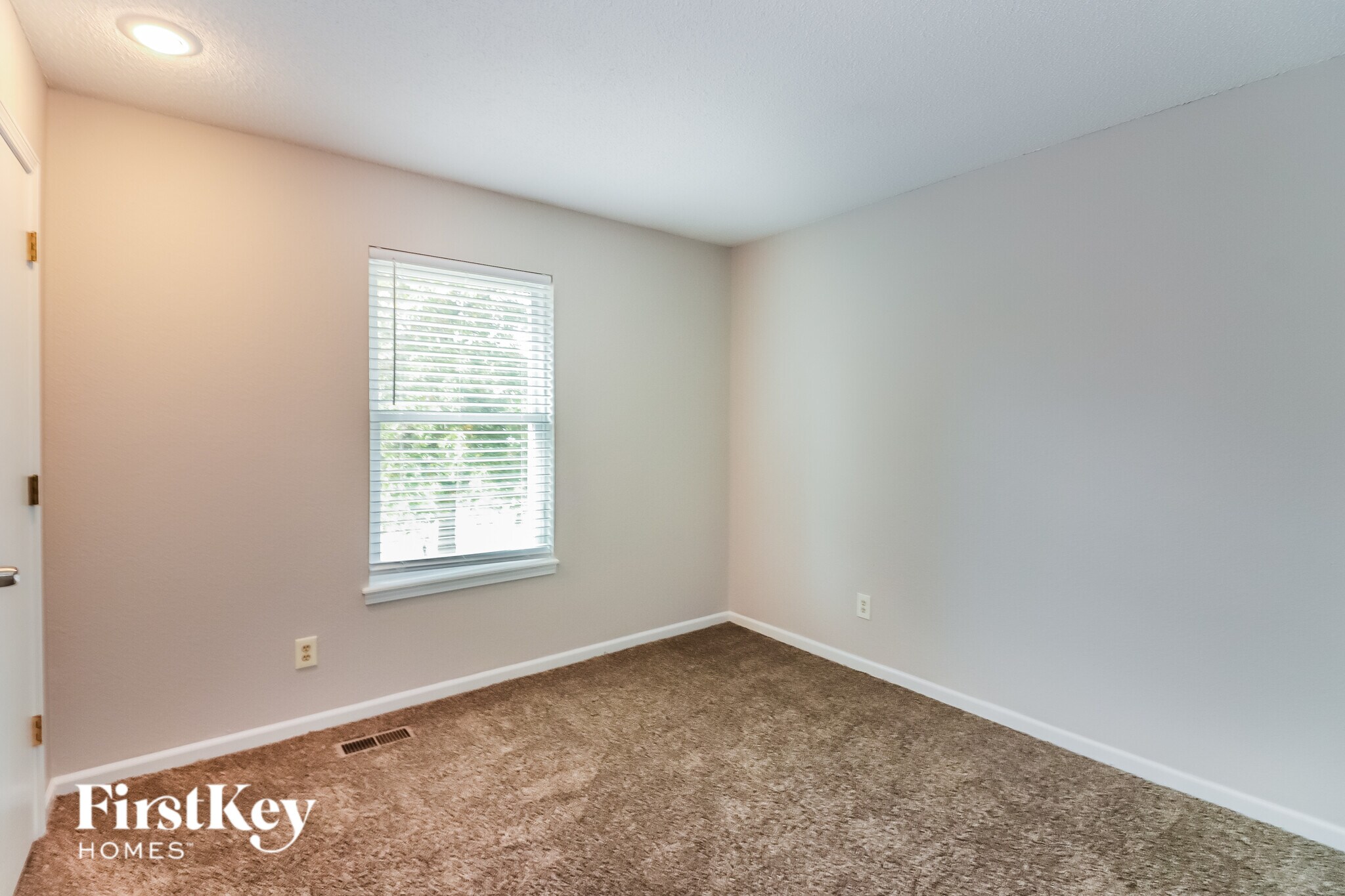 Building Photo - 616 Park Ave