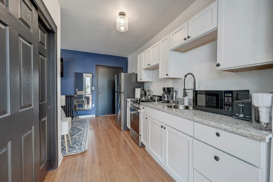 Building Photo - 1930 N Prospect Ave