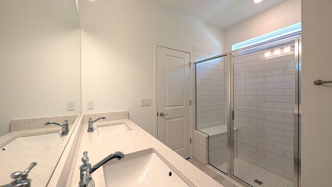 Building Photo - 3 Bedroom/ 2 Bath ready for immediate occu...