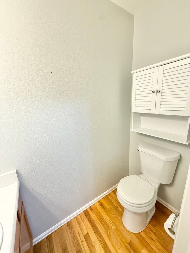 Building Photo - End- unit townhome on Hamlet!