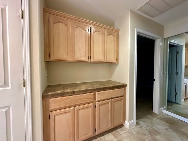 Building Photo - Beautiful well maintained home! Excellent ...