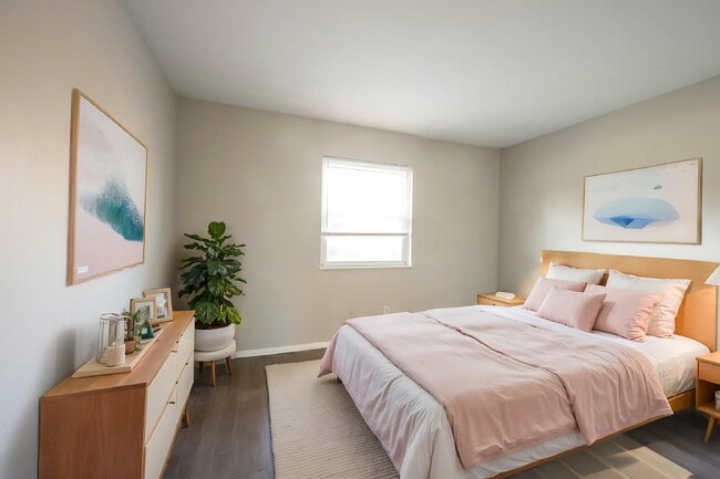 Building Photo - Charming 2-Bedroom Duplex in Indianapolis with Modern Amenities!