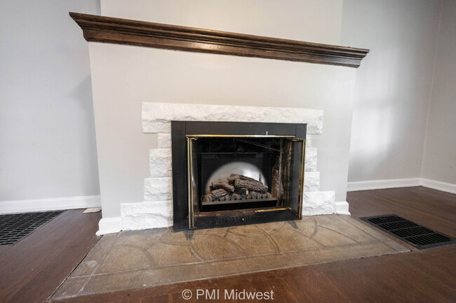 Building Photo - "Charming 3-Bedroom Retreat with Hardwood ...