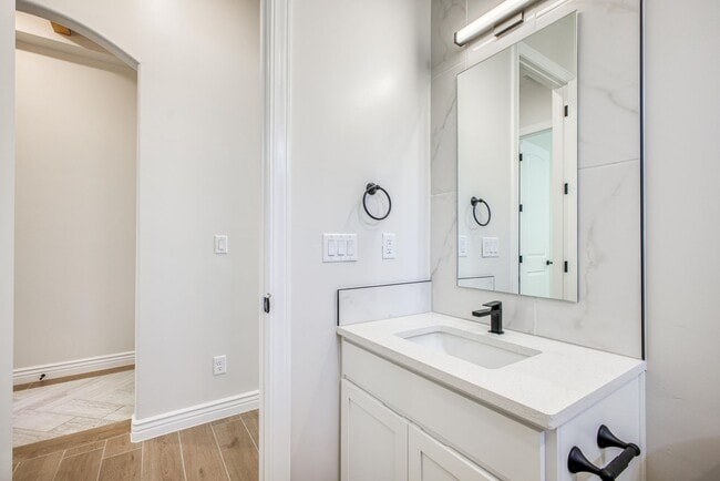 Building Photo - Beautiful East side House 4 bed-2.5 baths, part of The Overlook Casa Club that includes Swimming ...