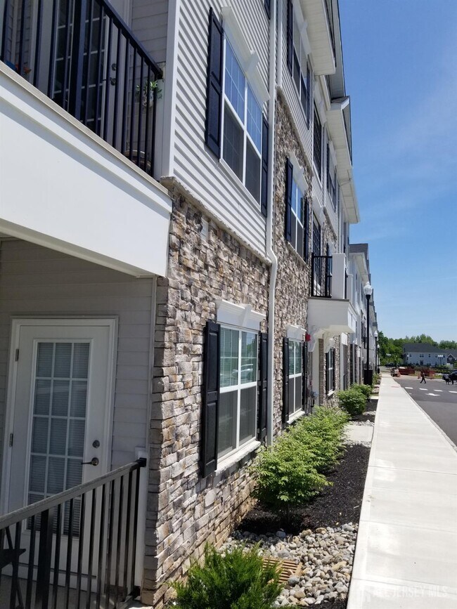 Building Photo - 932 Vanderbergh Blvd