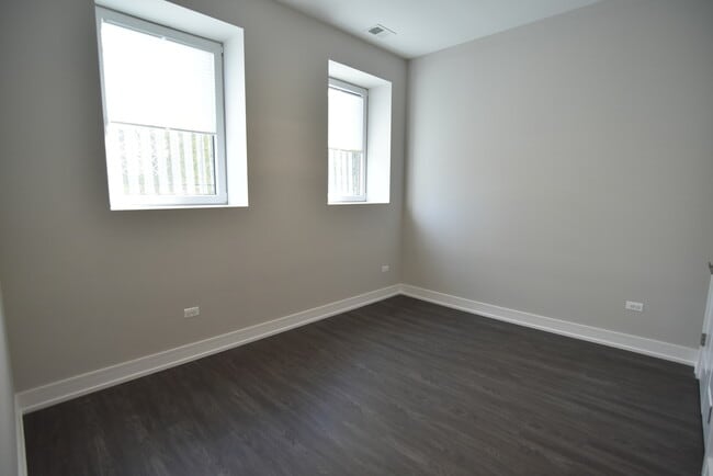 Building Photo - 1730 W Greenleaf Ave
