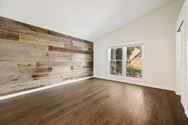 Building Photo - Amazing 4 bedroom, 3 bath home right by St...