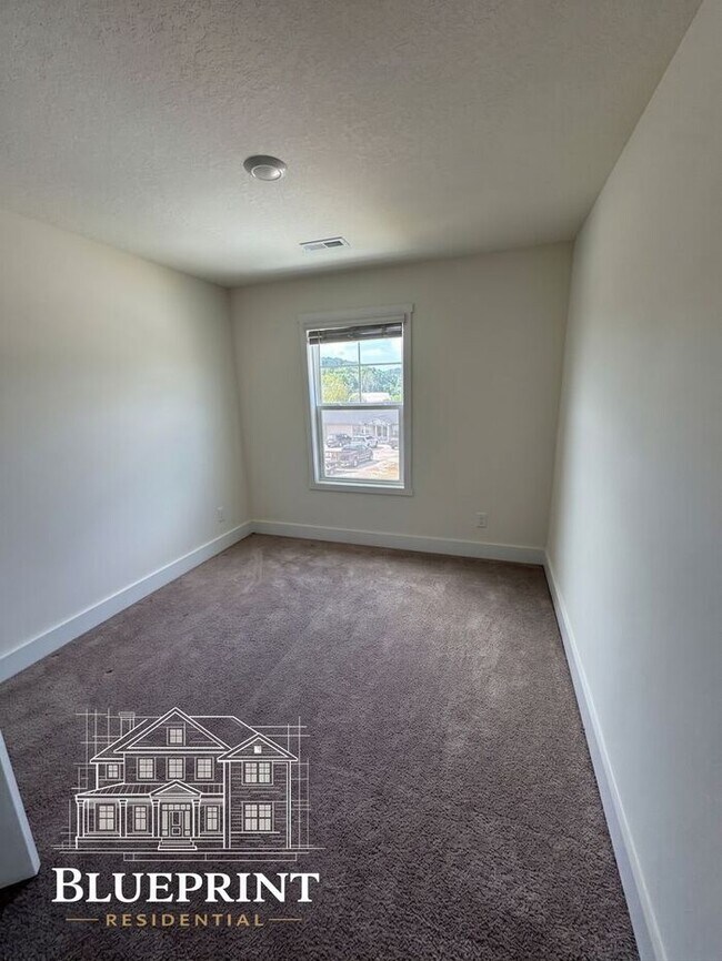 Building Photo - 2024 build, great neighborhood, stainless appliances, granite countertops!