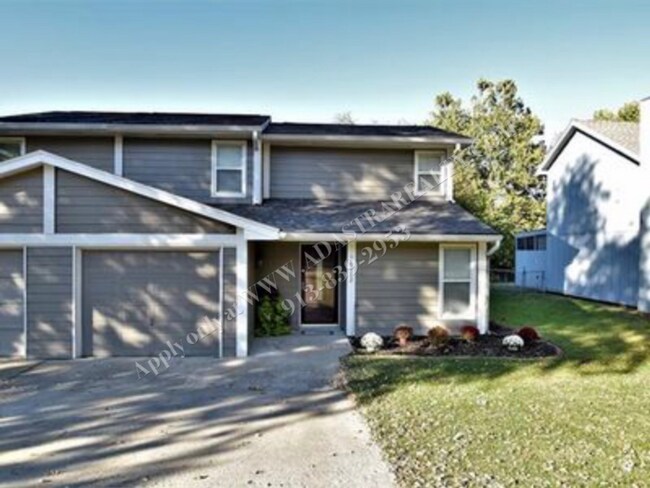 Building Photo - Adorable 3 Bed 2.5 Bath Duplex in Olathe-Available in JULY!!