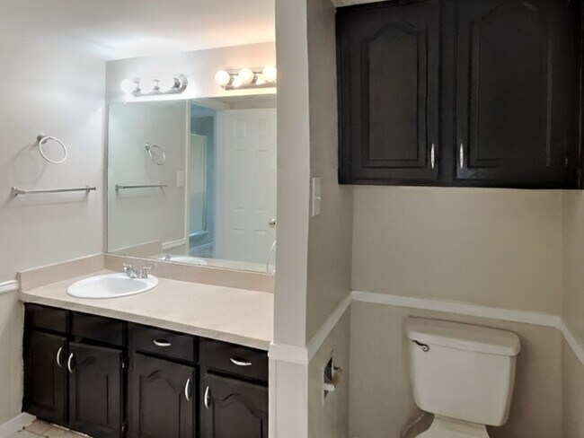 Building Photo - No App Fee. $500 Off 1st Months Rent with ...