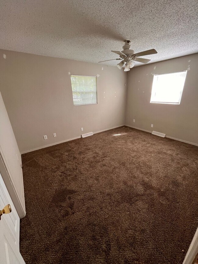 Building Photo - Brentwood 3 bedroom & 2 bathroom home, Huge Fenced Yard