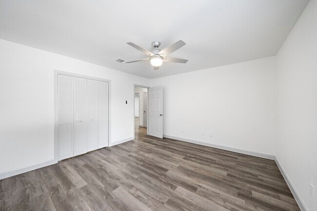 Building Photo - 1714 Huge Oaks St