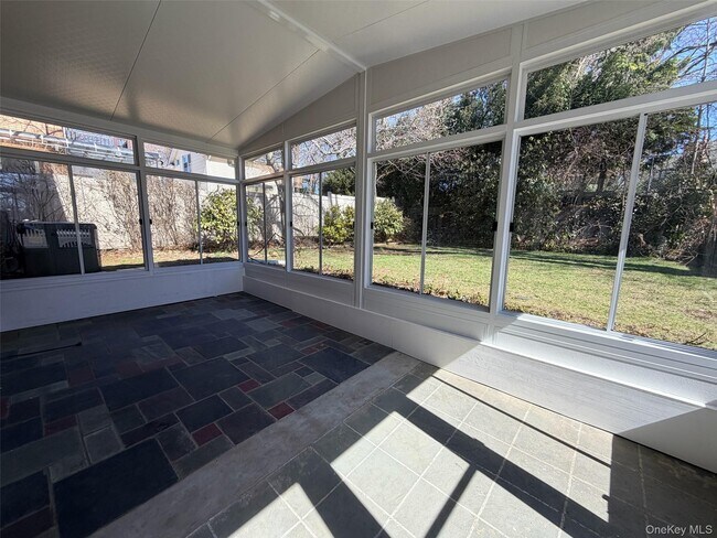 Building Photo - 86-79 Palo Alto St