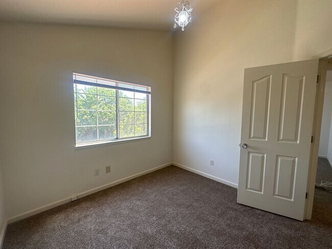 Building Photo - 325 Melbourne Dr