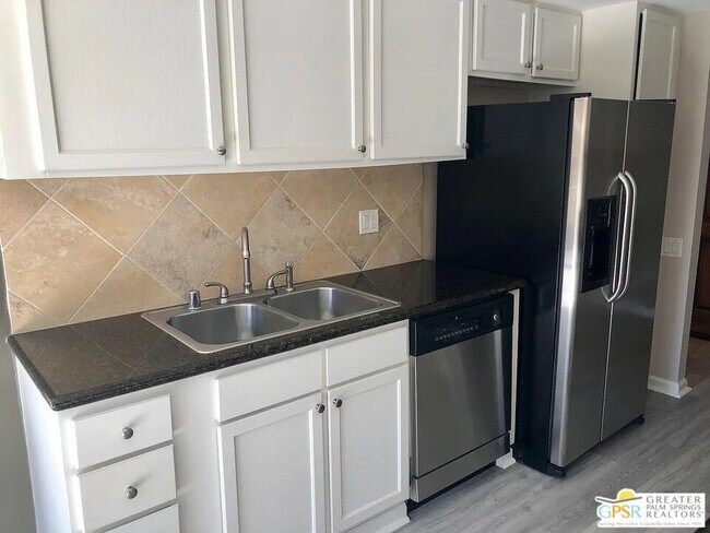 Building Photo - 400 N Sunrise Way