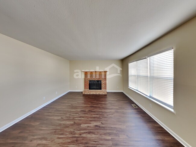 Building Photo - 900 Suntree Dr