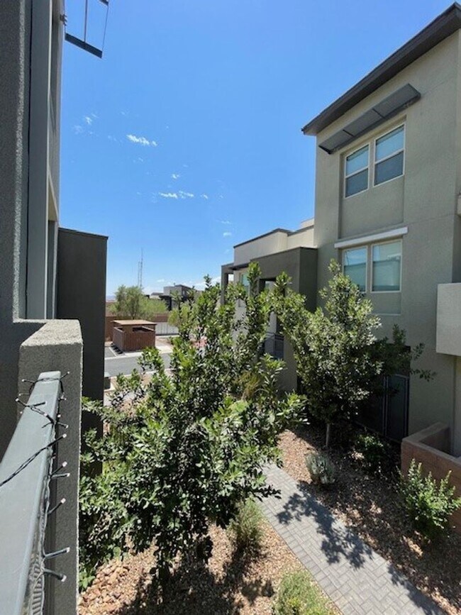 Building Photo - Beautiful Fully Furnished Condo in Affinit...