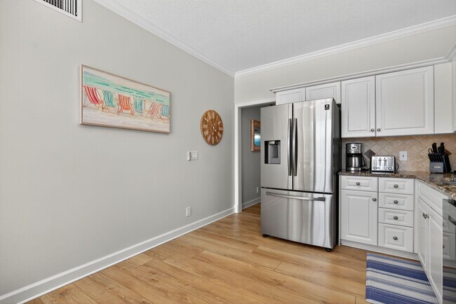 Building Photo - 16100 W Bay Dr