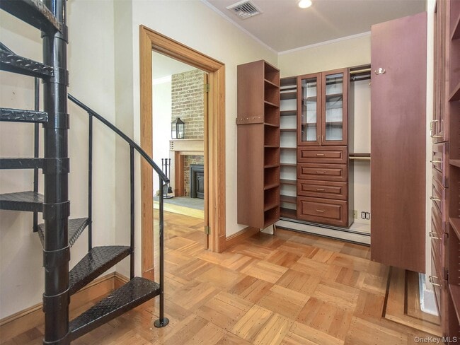 Building Photo - 24 Bay Ave