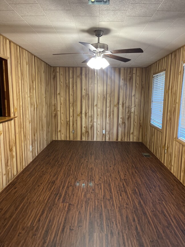 Building Photo - 200 Sunset Dr