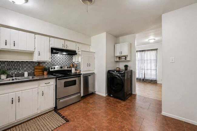 Building Photo - 1905 S Cooper St