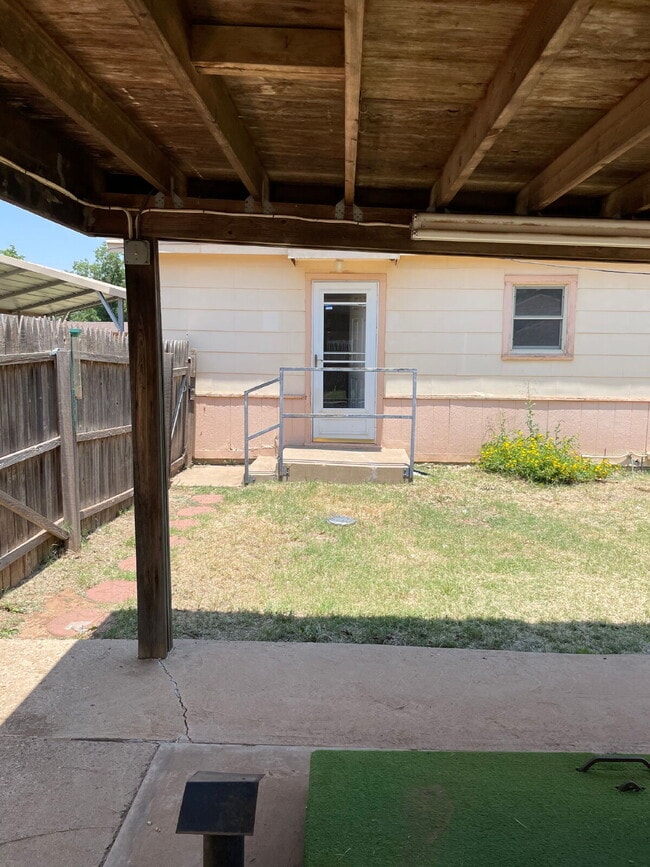 Building Photo - 2/2/1 In a quiet neighborhood - 6 to 9 month lease option available