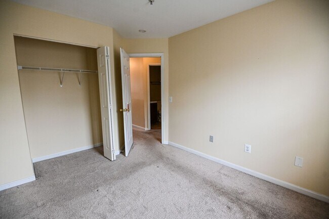 Building Photo - Seven Oaks Townhouse