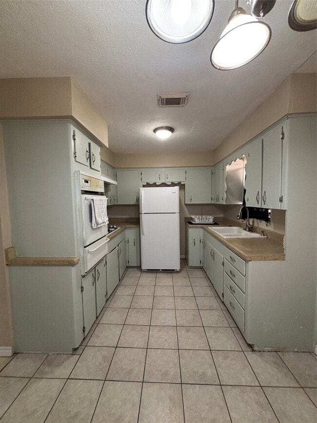 Building Photo - 10227 Gulf Meadows Dr