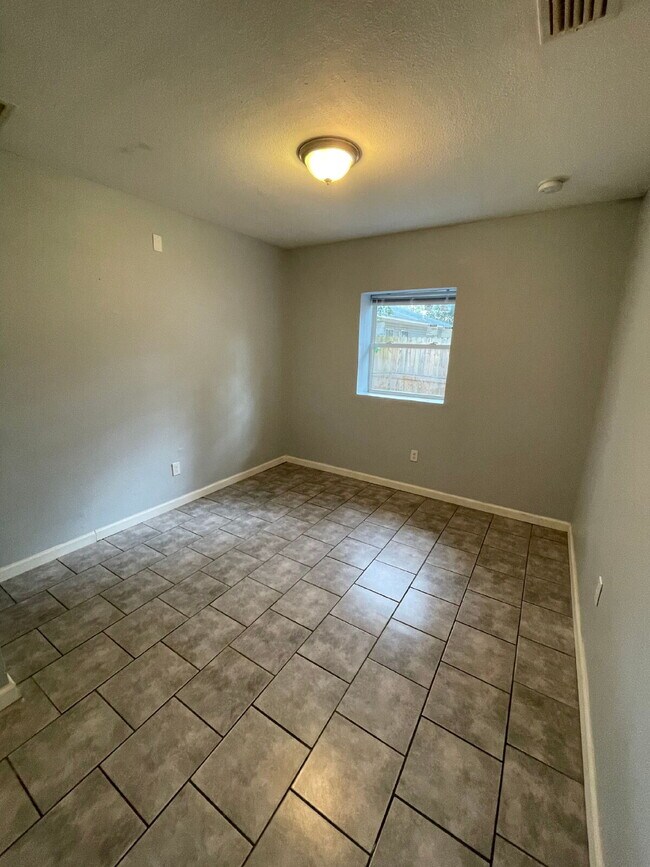 Building Photo - Open floor plan, four-bedroom two-bathroom with washer and dryer