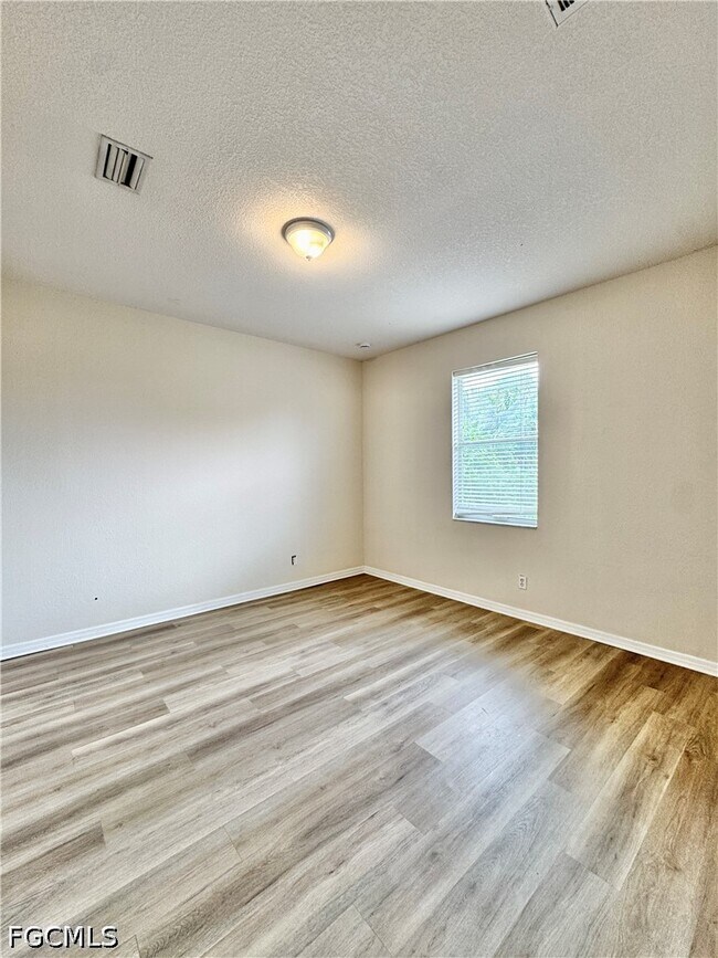 Building Photo - 530 Kilgour Ave S