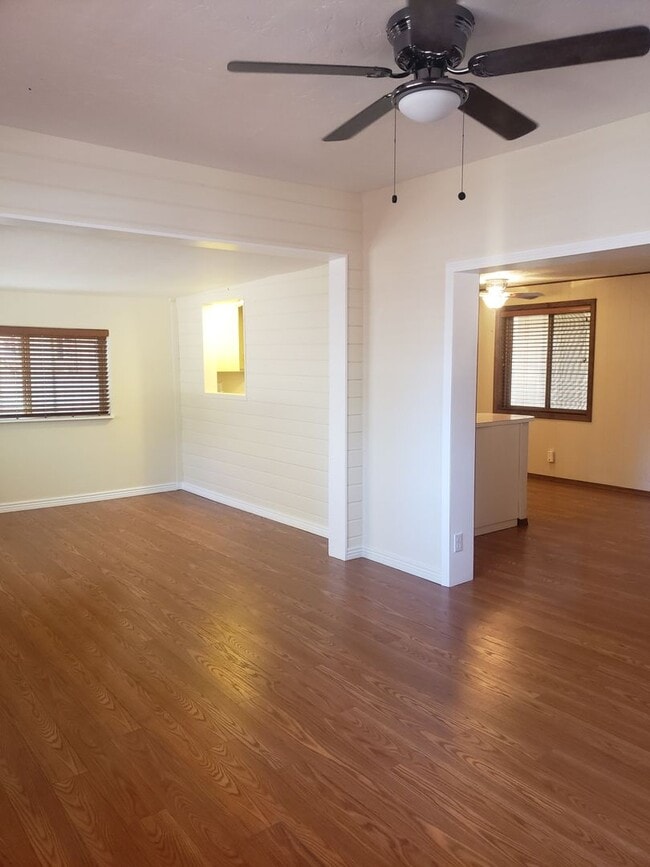 Building Photo - Adorable 2 bed / 1.5 bath with 1 car garage