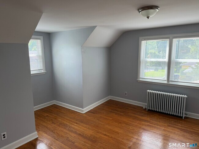 Building Photo - 156 Forest St