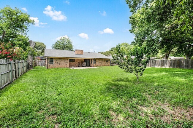 Building Photo - 1016 W Creek Dr