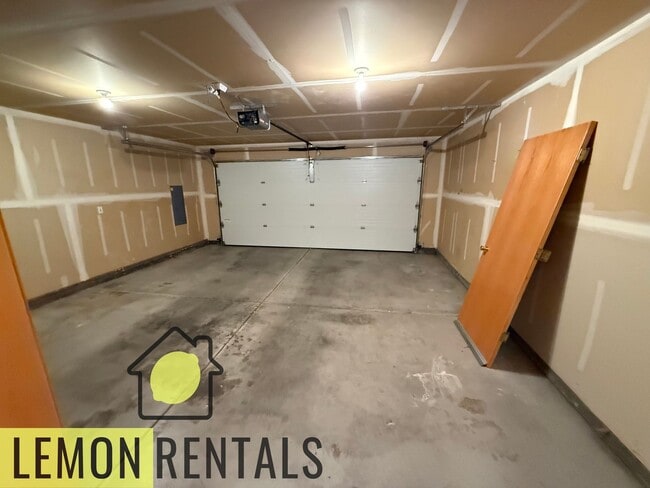 Building Photo - Three bedroom 2 bath house for rent