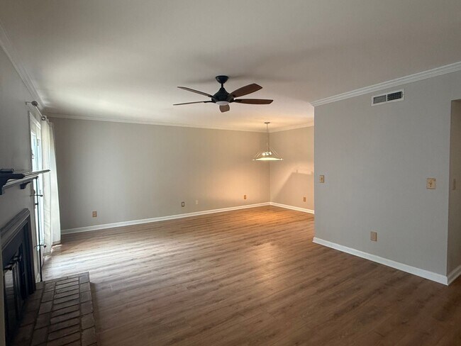 Building Photo - Beautifully Updated Brentwood Pointe Townhome